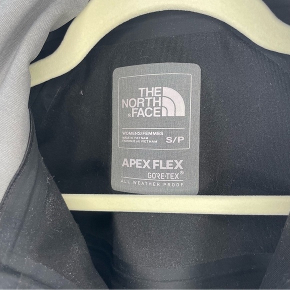 Women’s the North Face rain jacket. Size: small - Picture 4 of 5